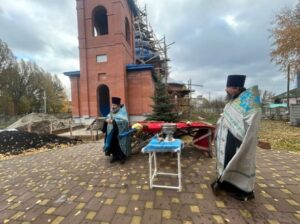 Благочинный Брянского района освятил крест для строящегося в Добруни храма