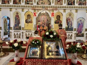Прихожанок Никольского храма города Сельцо поздравили с праздником жен-мироносиц
