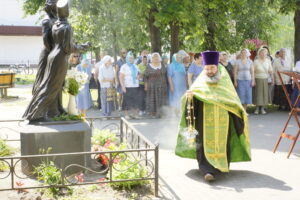 У памятника Петру и Февронии в г. Сельцо состоялся праздничный молебен