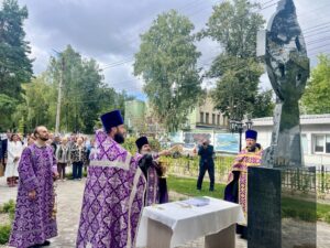 В честь юбилея Брянского химического завода установлен и освящен поклонный крест
