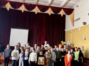 Настоятель храма Спаса Нерукотворного с. Супонево с добровольцами посетили школу-интернат