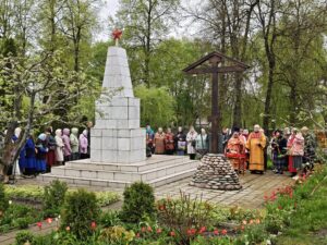 В День Победы благочинный Брянского района совершил литию по погибшим в годы Великой Отечественной войны