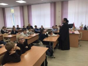 Благочинный Брянского района рассказал школьникам о празднике Покрова Пресвятой Богородицы